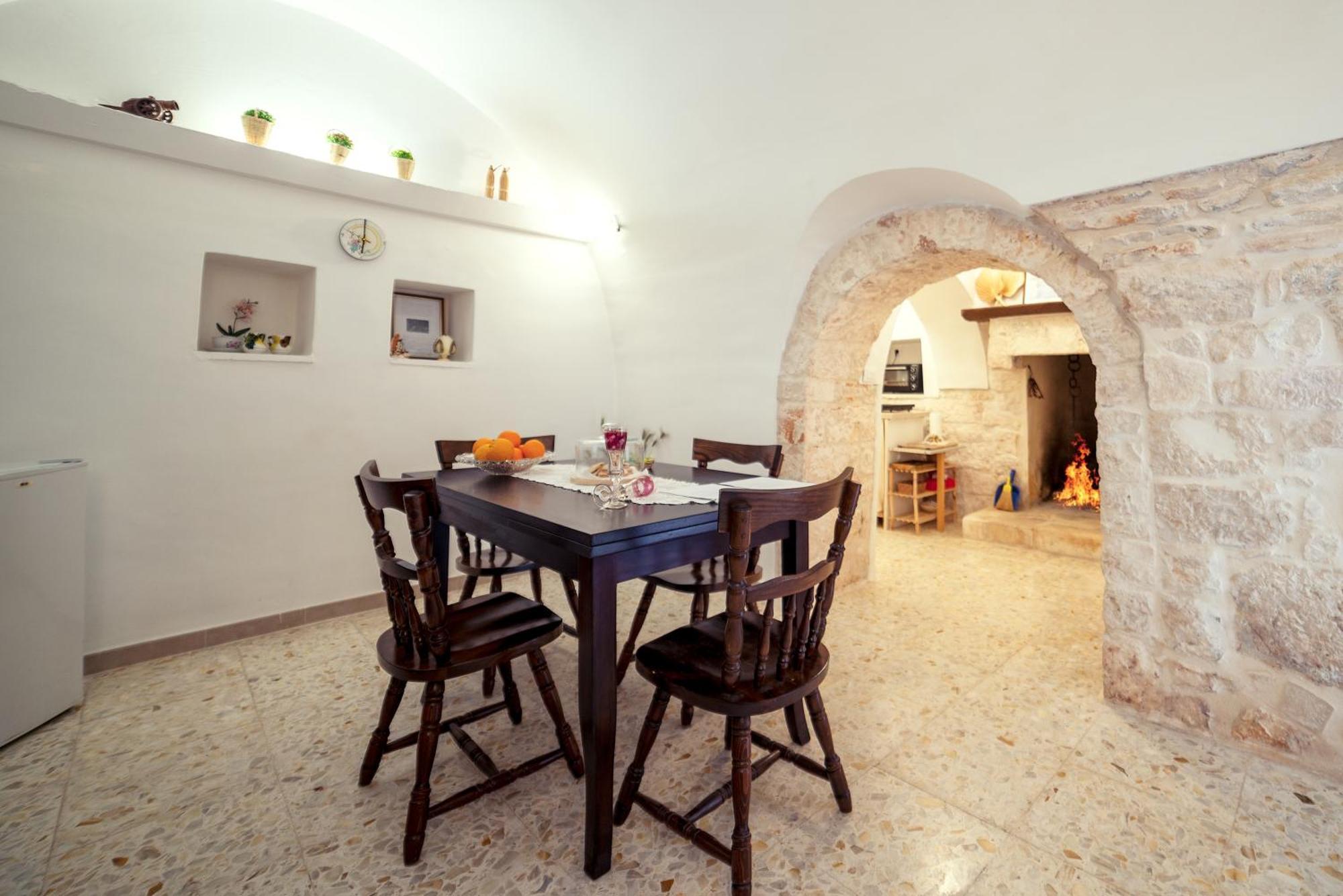 Trullo Dal Fascino Antico Villa Locorotondo Exterior photo